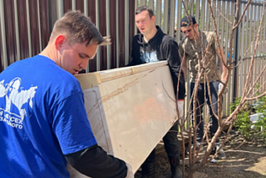 Молодежь помогает жителям устранять последствия наводнения